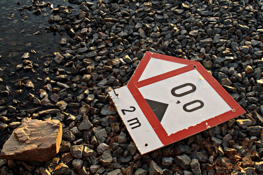 Abandoned sea sign