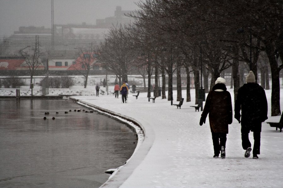 Pariskunta kvelyll talvisessa Tokoinrannassa