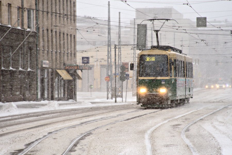 Raitiovaunu 3B lhestyy Oopperan pyskki