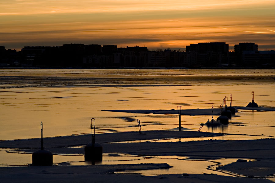 Poijuja Ruoholahden kanavan suulla, taustalla Lauttasaari