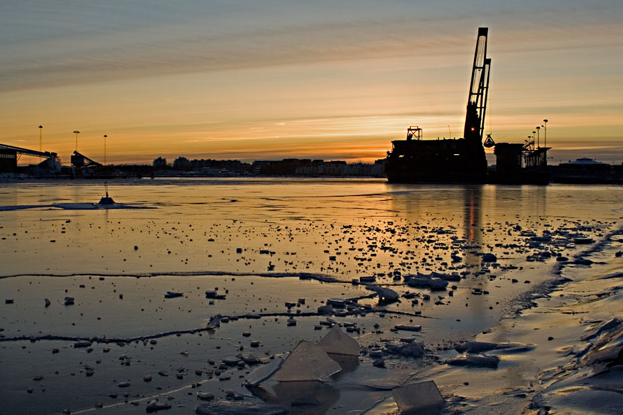 The icy entrance to the Ruoholahti canal