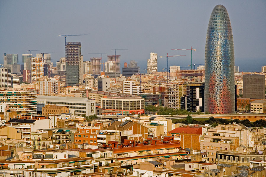 Barcelonan kattoja ja Torre Agbar