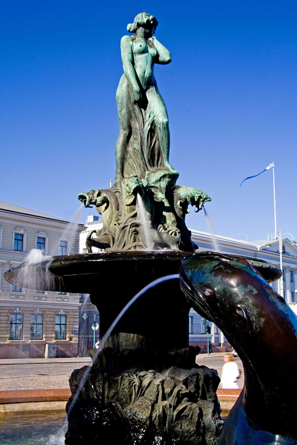 Vesisuihkuja Havis Amandan patsaalla