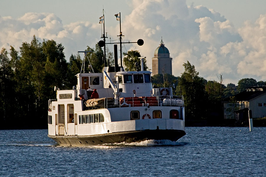 M/s Suokki, taustalla Suomenlinnan majakka