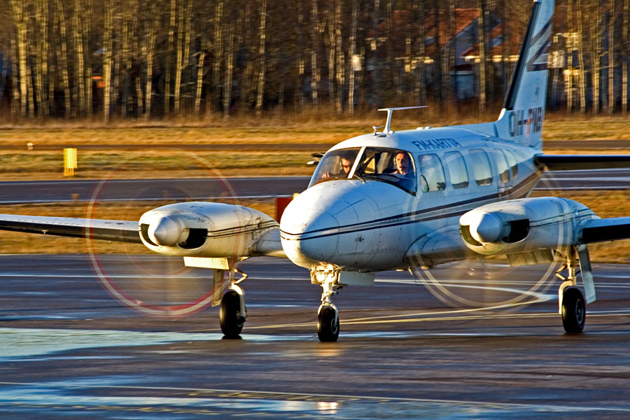 FM-Kartta Oy:n Piper PA-31-310 Navajo (OH-PNB)