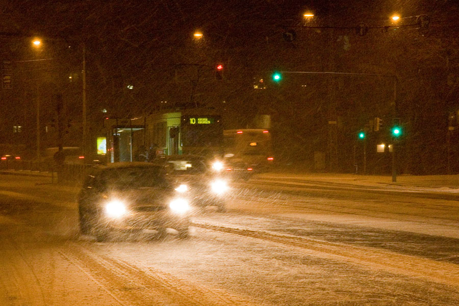 Autoja ja raitiovaunu lumimyrkss Mannerheimintiell
