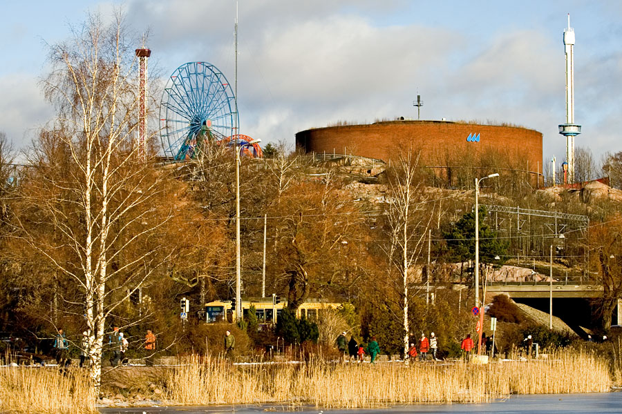 Outdoor sports at the northen end of Tlnlahti bay, Linnanmki amusement park in the background
