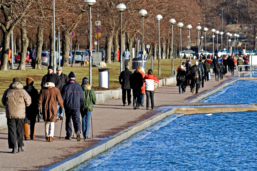 People on a sunday walk at Merisatamanranta