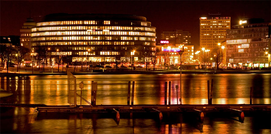 Ympyrtalo and Elintarhanlahti by night