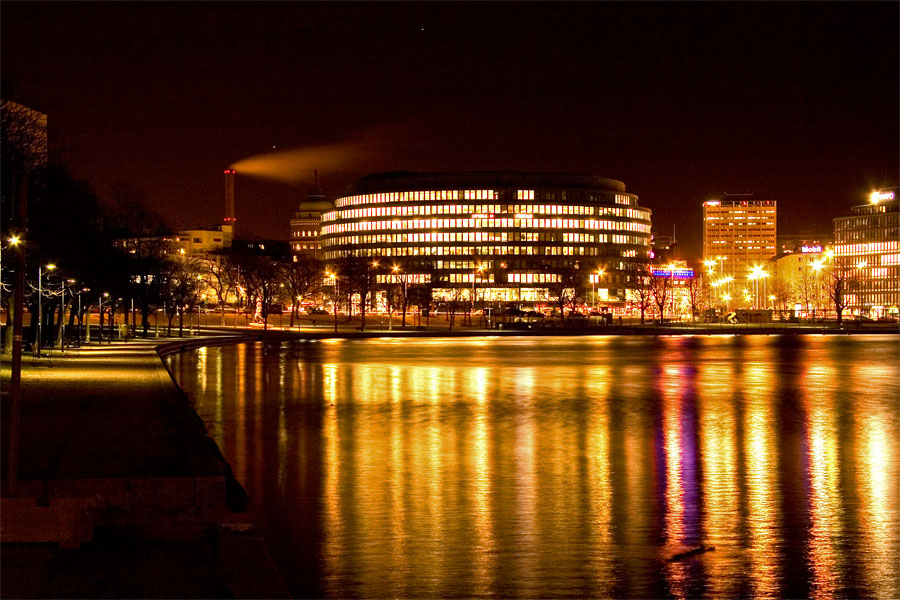 Ympyrtalo and Elintarhanlahti by night