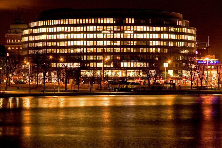 Ympyrtalo and Elintarhanlahti by night