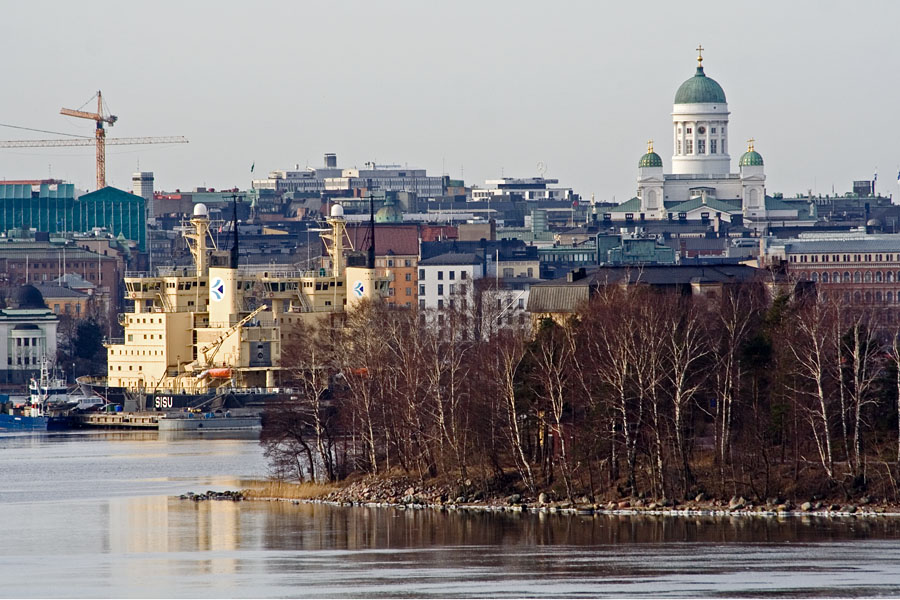 Hylkysaari island, the Helsinki cathedral and icebreakers