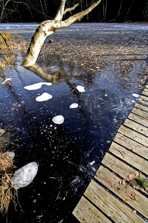 The icy Kruunuvuorenlampi pond and a jetty