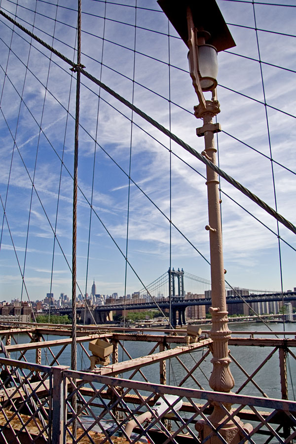 Manhattan bridge, taustalla Manhattanin pilvenpiirtji