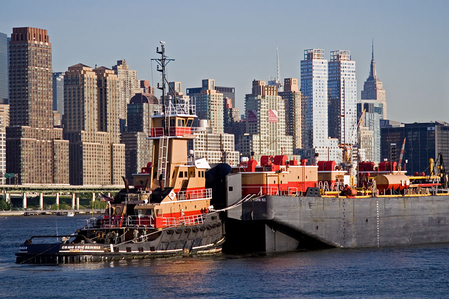 A tugboat and Manhattan skyscrapers