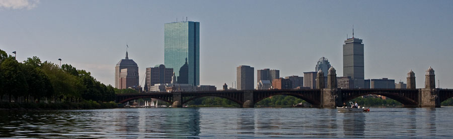 Charles river, Longfellow bridge and the Boston skyline