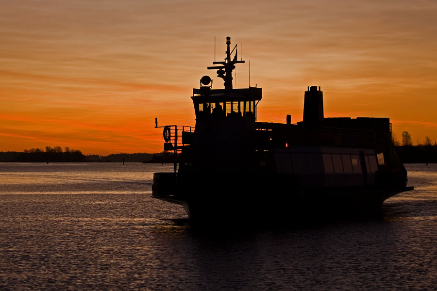 Suomenlinnan lautta M/S Tor saapuu Kauppatorille