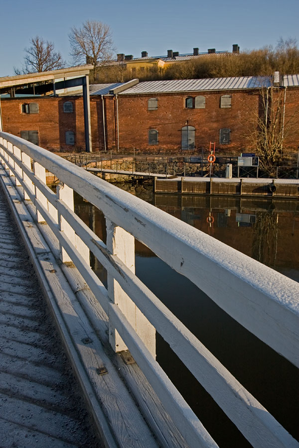 The bridge connecting Susisaasi and Iso Mustasaari islands