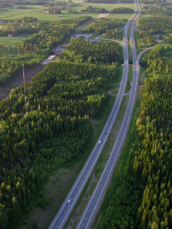 Nelostie eli Lahdenvyl Mntsln kohdalla, raketeilla oleva oikorata vasemmalla