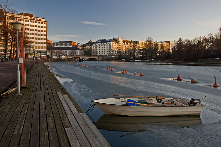 Yksininen moottorivene Pitknsillanrannassa