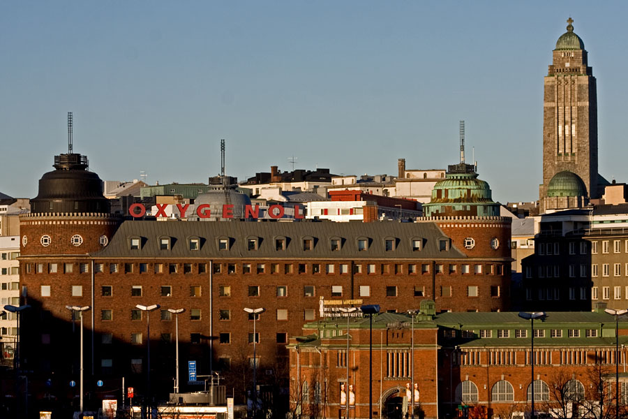 Lars Sonckin suunnittelemat Arenan talo ja Kallion kirkko, etualalla Hakaniemen kauppahalli