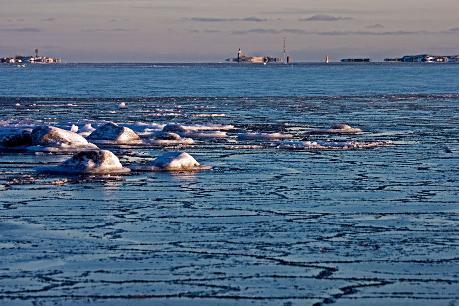 Harmaja light house seen from Srkiniemi