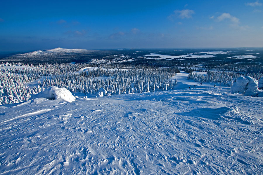 Rukan mastorinne, taustalla Valtavaara ja Vuosselijrvi