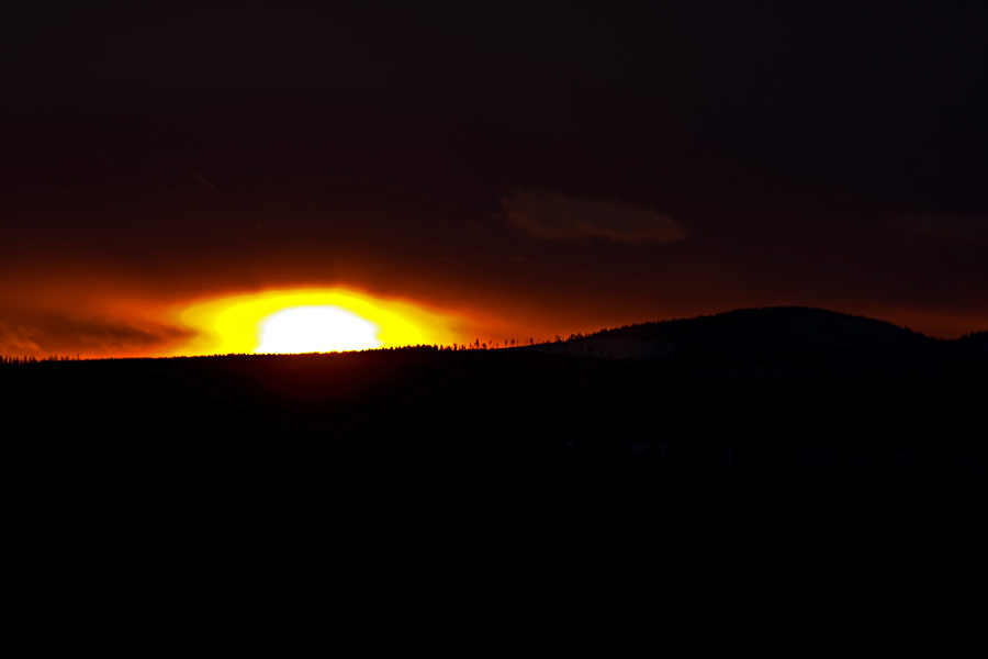 Auringonlasku Kuontivaaran takana Kuusamossa