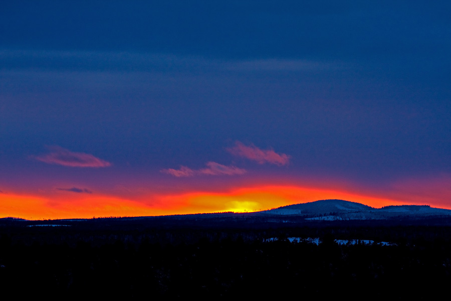 Auringonlasku Kuontivaaran takana Kuusamossa