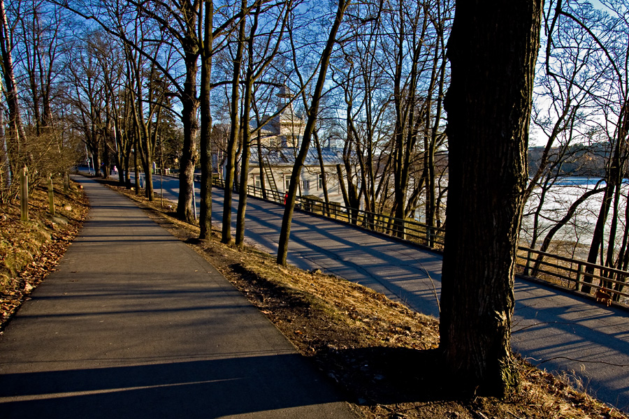 Linnunlauluntie street and the walkway