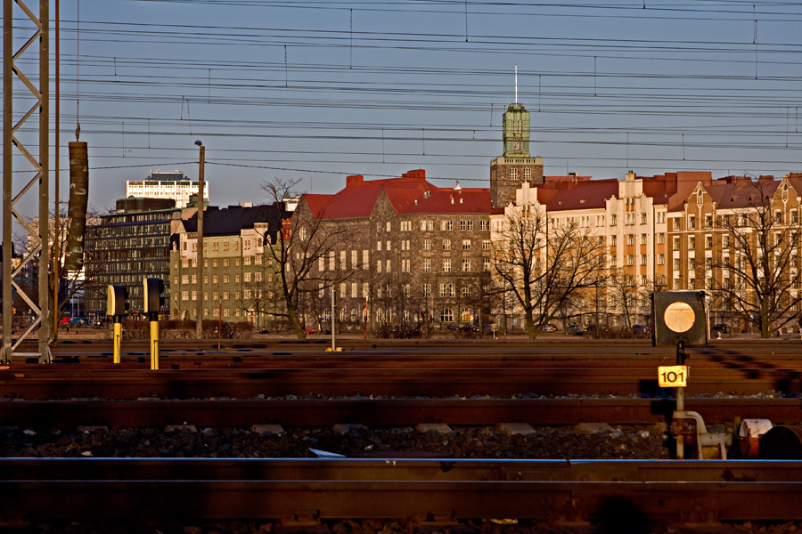 Rautatie Tlnlahden ja Elintarhanlahden vliss, taustalla Paasitorni ja Sstpankinrannan taloja
