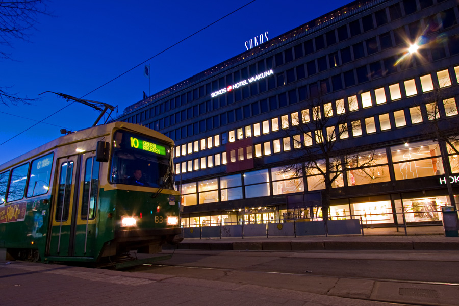 Sokoksen tavaratalo ja ohiajava raitiovaunu