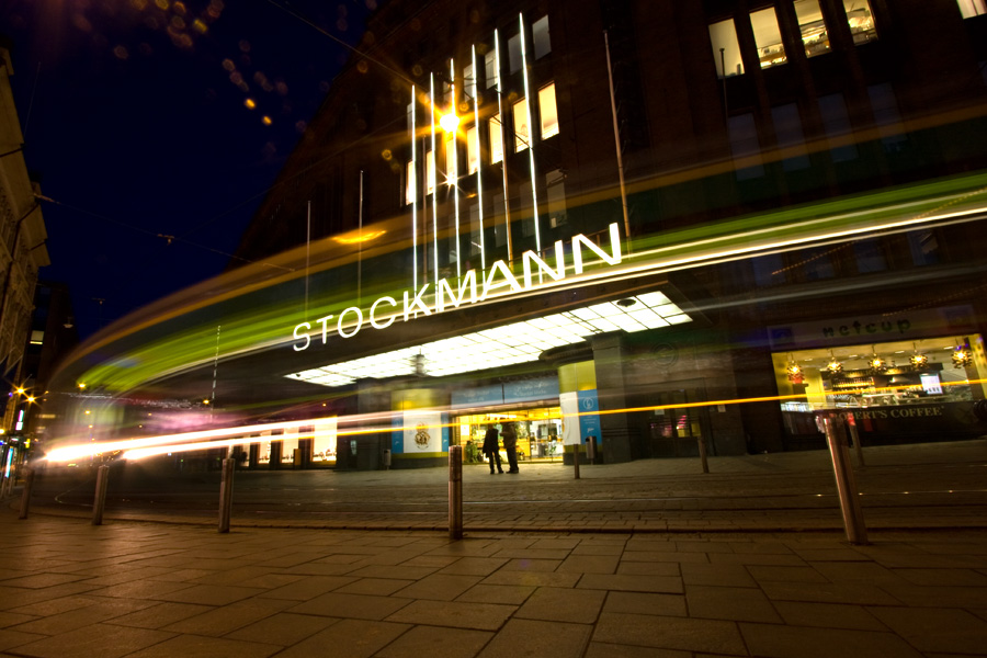 Raitiovaunu ohittaa Stockmannin tavaratalon