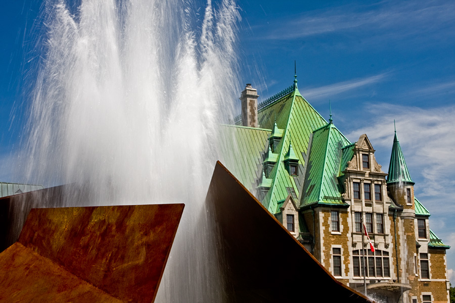 A fountain in front of Gare du Palais