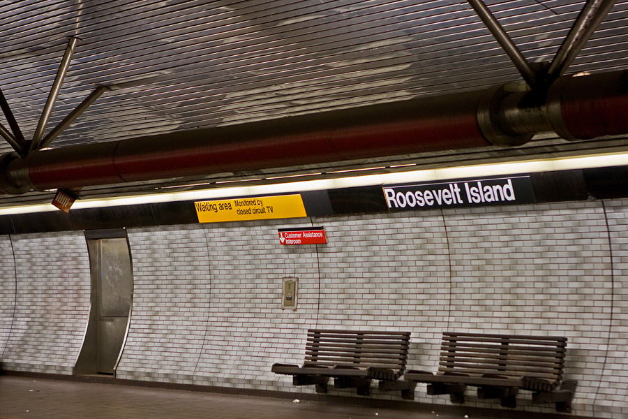 F-metrojunan asema Roosevelt Islandilla