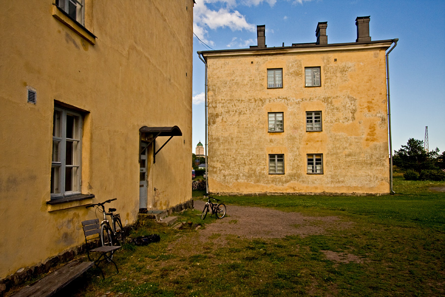 A yard between apartment buildings at Lnsi-Musta