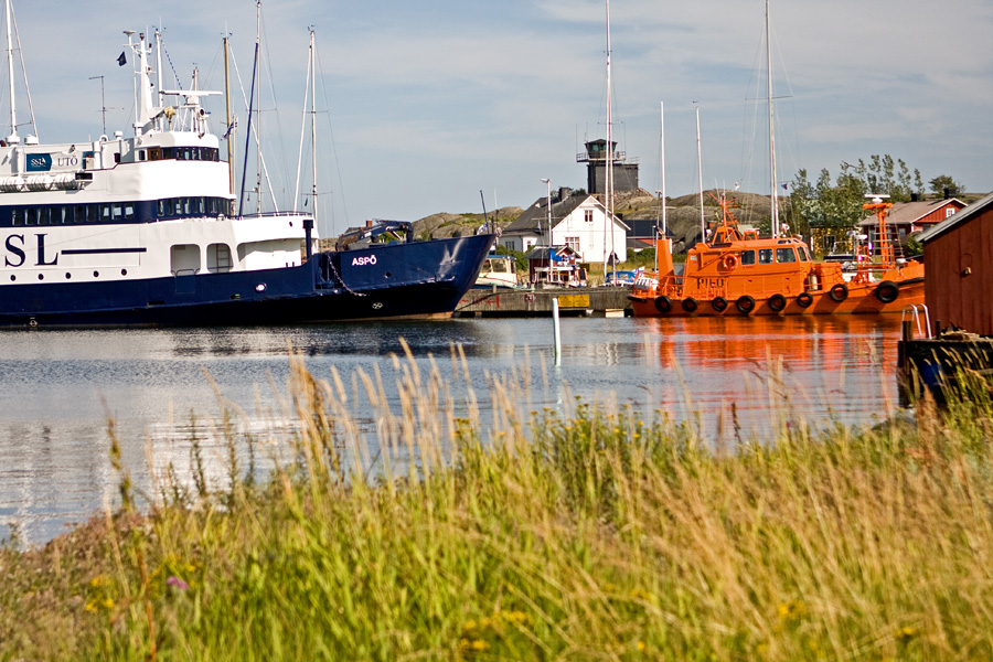 M/S Asp ja luotsikutteri Utn satamassa