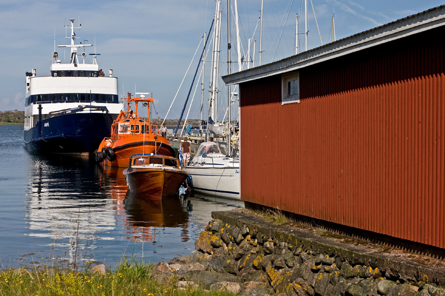 M/S Asp and a pilot cutter at the Ut port