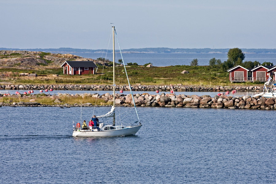 A sailboat arrives to Jurmo