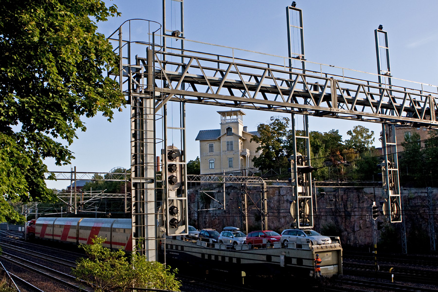 A car train passes Linnunlaulu