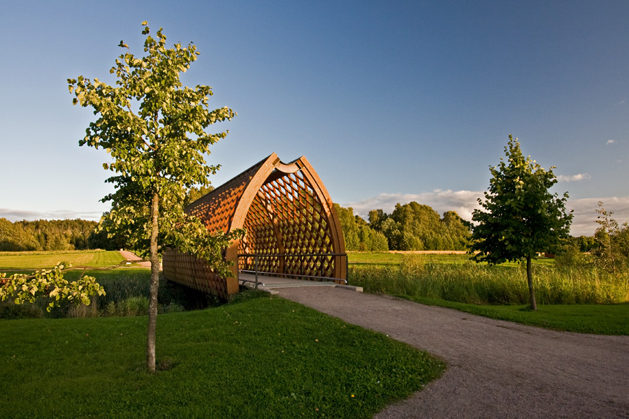 A pedestrian bridge over Viikinoja