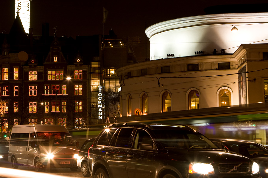 Traffic on Mannerheimintie in front of the swedish theatre