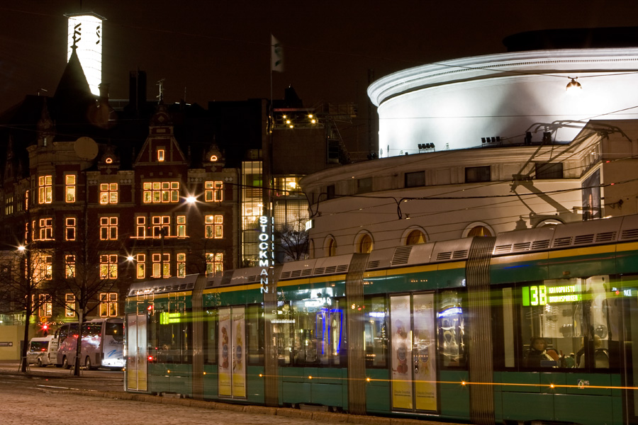 Raitiovaunu 3B Mannerheimintiell ruotsalaisen teatterin edess