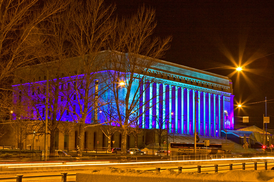 The light installation Oratoribus by Mikki Kunttu illuminates the parliament house