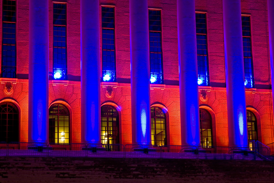 The light installation Oratoribus by Mikki Kunttu illuminates the parliament house