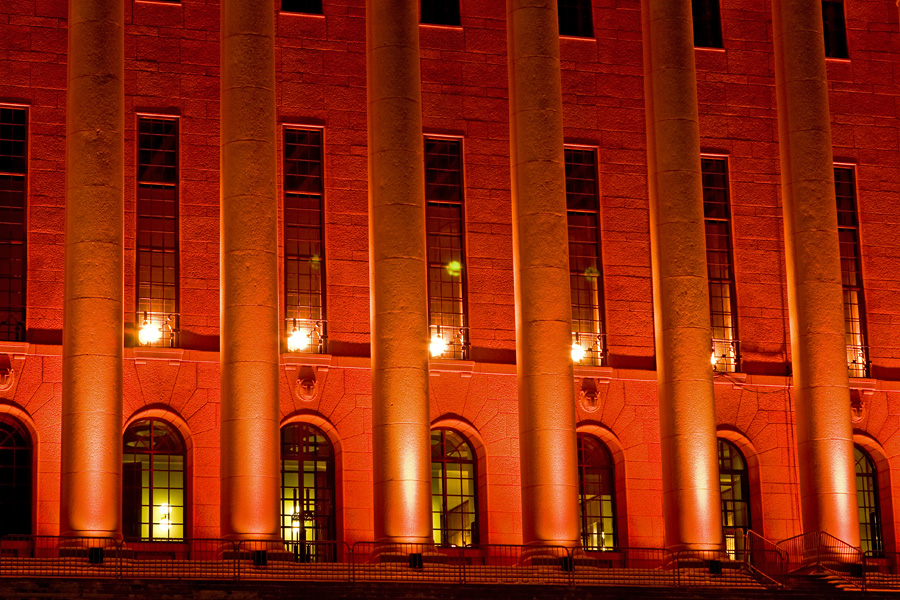 The light installation Oratoribus by Mikki Kunttu illuminates the parliament house