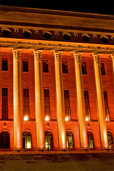 The light installation Oratoribus by Mikki Kunttu illuminates the parliament house