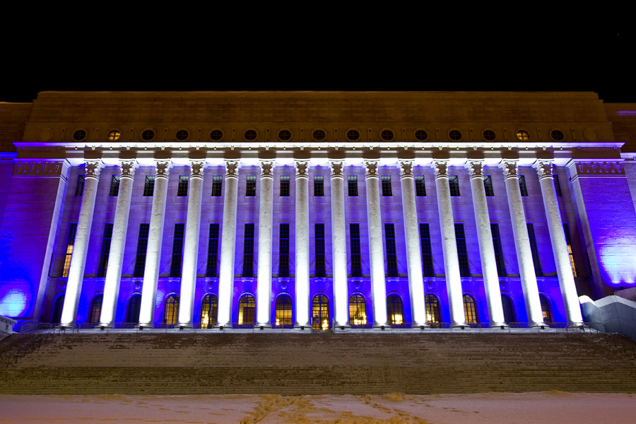 The light installation Oratoribus by Mikki Kunttu illuminates the parliament house