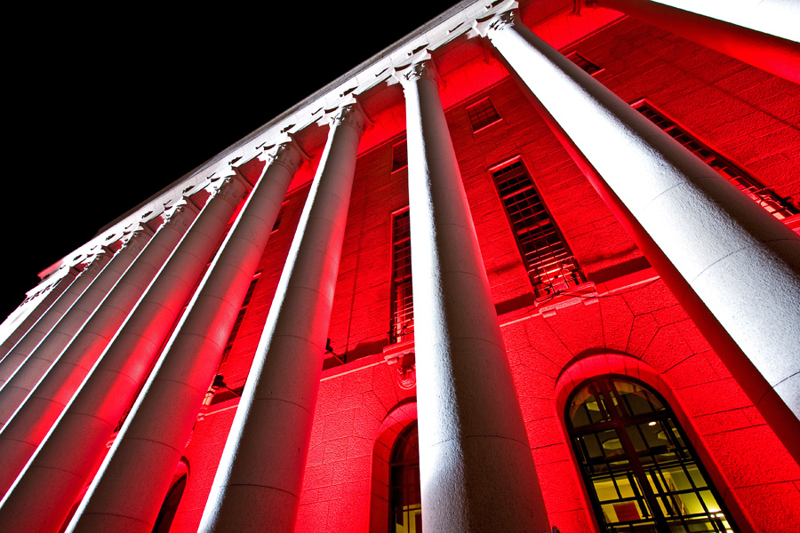 The light installation Oratoribus by Mikki Kunttu illuminates the parliament house