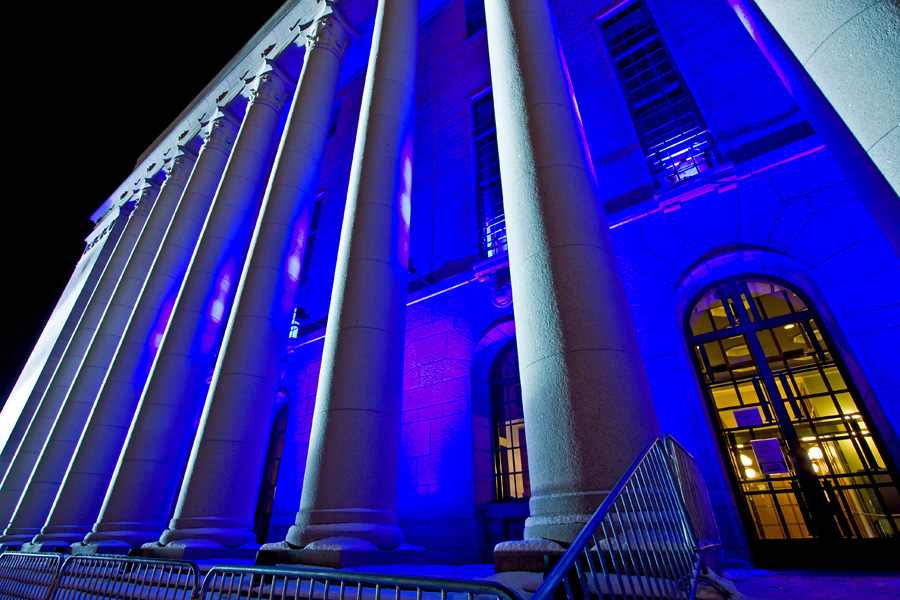 The light installation Oratoribus by Mikki Kunttu illuminates the parliament house